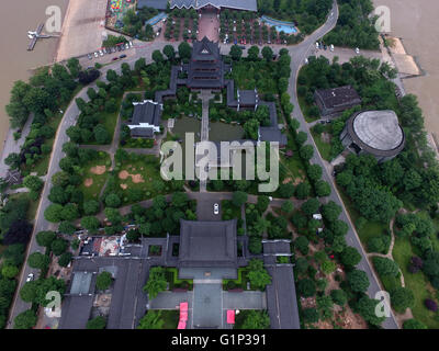 (160518) -- CHANGSHA, 18 mai 2016 (Xinhua) -- Une photo aérienne prise le 18 mai 2016 présente le bâtiment Gongji sur l'Ilet) Orange (Juzizhou Islet à Changsha, capitale de la province du Hunan en Chine centrale. L'Islet Juzizhou est un endroit pittoresque de Changsha. (Xinhua/Long Hongtao) (lfj) Banque D'Images