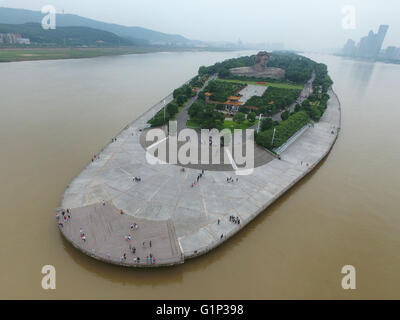 (160518) -- CHANGSHA, 18 mai 2016 (Xinhua) -- Une photo aérienne prise le 18 mai 2016 montre l'Juzizhou (Orange) Îlot Îlot à Changsha, capitale de la province du Hunan en Chine centrale. L'Islet Juzizhou est un endroit pittoresque de Changsha. (Xinhua/Long Hongtao) (lfj) Banque D'Images