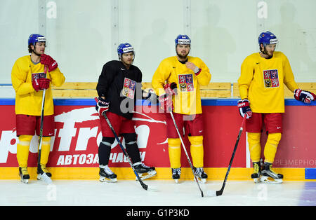 Petr Zamorsky les joueurs, de gauche, Petr Koukal, Milan Doudera et Tomas Filipi assister à la séance de formation de l'Équipe nationale de hockey tchèque avant le match quart de finale demain contre les USA au cours de championnats du monde de hockey sur glace à Moscou, Russie, le 18 mai 2016. (CTK Photo/Roman Vondrous) Banque D'Images