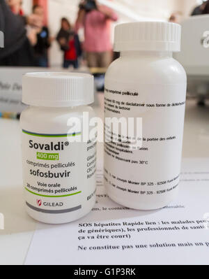 Paris, France, détail, hépatite C, bouteilles de médicaments, Sovaldi (sofosbuvir par Gilead Science) et une version importée Générique Banque D'Images