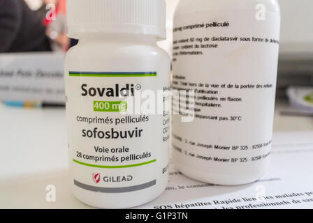 Paris, France, détail, hépatite C, bouteilles de médicaments, Sovaldi (sofosbuvir par Gilead Science) et une version importée Générique Banque D'Images