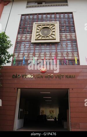 Hanoi. 18 mai, 2016. Photo prise le 18 mai 2016 montre la porte de musée de la littérature du Vietnam à Hanoi, Vietnam. Le musée, avec un espace d'exposition d'environ 3 000 mètres carrés, a ouvert ses portes en juin 2015 et présente plus de 4 000 morceaux de reliques de la littérature vietnamienne. © Le Yanna/Xinhua/Alamy Live News Banque D'Images