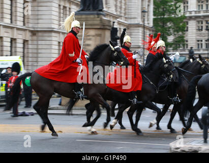 Londres, Royaume-Uni. 18 mai, 2016. Household Cavalry font leur chemin l'état d'ouverture du Parlement, à Londres. Crédit : Paul Marriott/Alamy Live News Banque D'Images