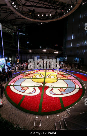 Tokyo, Japon. 18 mai, 2016. Un immense tapis de fleurs orne Roppongi Hills Arena pour célébrer 150 ans d'amitié entre la Belgique et le Japon le 18 mai 2016, Tokyo, Japon. Pour commémorer 150 ans de relations diplomatiques entre les deux pays, deux énormes tapis de fleurs sont affichés à Roppongi Hills Arena et à la ville par la Tokyo Skytree Tapis de Fleurs de Bruxelles l'équipe. Un des invités à la cérémonie d'ouverture a été le Gouverneur de Tokyo, Yoichi Masuzoe, qui est sous le feu pour détournement de fonds politiques. Credit : AFLO Co.,Ltd/Alamy Live News Banque D'Images