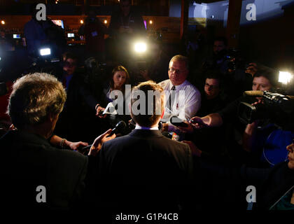 Lexington, Kentucky, USA. 17 mai, 2016. Jim Gray adressé aux médias après les résultats du soir de l'élection pendant sa campagne pour nous Sénat le mardi 17 mai 2016 à Lexington, KY. © Lexington Herald-Leader/ZUMA/Alamy Fil Live News Banque D'Images