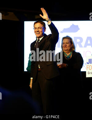 Lexington, Kentucky, USA. 17 mai, 2016. Jim Gray a parlé à ses partisans après les résultats du soir de l'élection pendant sa campagne pour l'élection du Sénat américain nuit le mardi 17 mai 2016 à Lexington, KY. © Lexington Herald-Leader/ZUMA/Alamy Fil Live News Banque D'Images