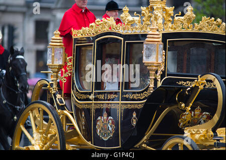 Westminster, London UK. 18 mai 2016. La reine Elizabeth II arrive pour l'ouverture de l'état annuel du Parlement. Une pluie torrentielle tombe comme la procession quitte la place du Parlement après la cérémonie. Credit : Malcolm Park editorial/Alamy Live News. Banque D'Images