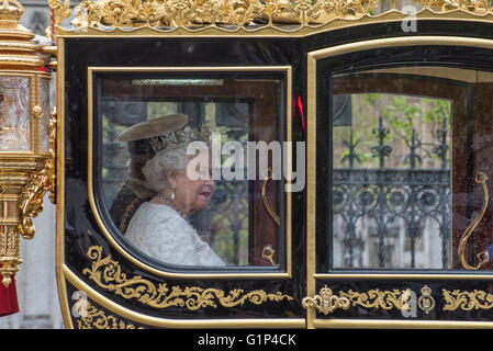 Londres, Royaume-Uni. 18 mai 2016. La reine Elizabeth II et le Prince Philip, duc d'Édimbourg passer devant la place du Parlement à l'ouverture du Parlement de l'État Crédit : Peter Manning/Alamy Live News Banque D'Images