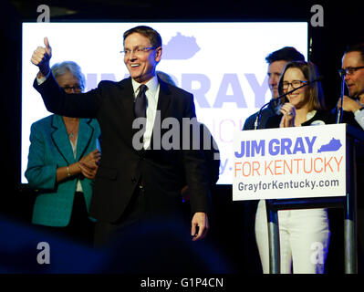 Lexington, Kentucky, USA. 17 mai, 2016. Jim Gray a donné un coup de pouce à ses partisans après les résultats du soir de l'élection pendant sa campagne pour nous Sénat le mardi 17 mai 2016 à Lexington, KY. © Lexington Herald-Leader/ZUMA/Alamy Fil Live News Banque D'Images