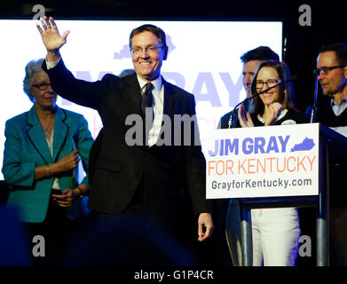 Lexington, Kentucky, USA. 17 mai, 2016. Jim Gray a fait un signe de ses partisans après les résultats du soir de l'élection pendant sa campagne pour nous Sénat le mardi 17 mai 2016 à Lexington, KY. © Lexington Herald-Leader/ZUMA/Alamy Fil Live News Banque D'Images