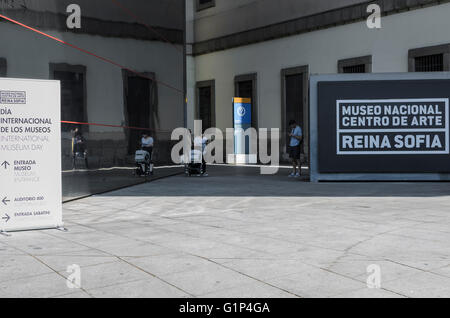 Madrid, Espagne, 18 mai 2016. L'entrée du musée Reina Sofía dans la journée internationale des musées à Madrid, Espagne. Enrique Davó/Alamy Live News. Banque D'Images