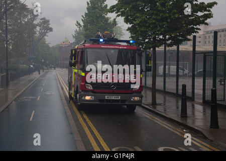 Londres, Royaume-Uni. 18 mai, 2016. Les pompiers lutter contre un incendie dans un immeuble d'appartements à Brodlove Lane à Wapping, Londres, Royaume-Uni. Crédit : Michael Kemp/Alamy Live News Banque D'Images