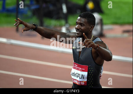 Beijing, Chine. 18 mai, 2016. Justin Gatlin des États-Unis après la célèbre le 100 m finale à 2016 championnats du monde à Pékin Défi Stade national de Beijing, capitale de la Chine, le 18 mai 2016. Justin Gatlin a remporté la médaille d'or avec 9,94 secondes. © Ju Huanzong/Xinhua/Alamy Live News source : Xinhua/Alamy Live News Banque D'Images