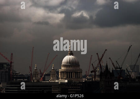 Londres, Royaume-Uni. 18 mai, 2016. La lumière sombre après-midi sur le centre de Londres, y compris la Cathédrale St Paul Crédit : Guy Josse/Alamy Live News Banque D'Images