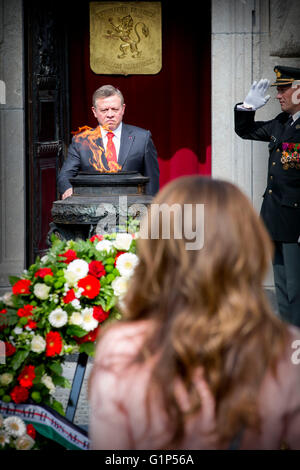 Bruxelles, Belgique. 18 Mar, 2016. Le roi Abdallah et La Reine Rania de Jordanie fixer une gerbe sur la tombe du soldat inconnu à Bruxelles au premier jour d'une visite officielle à Bruxelles, Belgique, 18 mars 2016. Jodania couple royal se rendra en Belgique pendant deux jours. Photo : Patrick van Katwijk/ POINT DE VUE - PAS DE FIL - SERVICE/dpa/Alamy Live News Banque D'Images