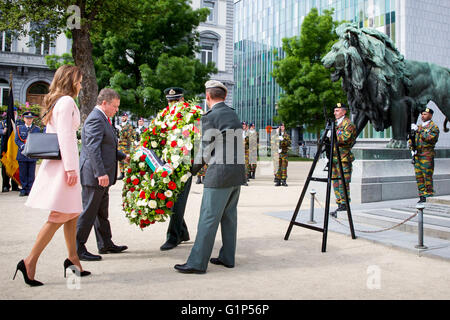 Bruxelles, Belgique. 18 Mar, 2016. Le roi Abdallah et La Reine Rania de Jordanie fixer une gerbe sur la tombe du soldat inconnu à Bruxelles au premier jour d'une visite officielle à Bruxelles, Belgique, 18 mars 2016. Jodania couple royal se rendra en Belgique pendant deux jours. Photo : Patrick van Katwijk/ POINT DE VUE - PAS DE FIL - SERVICE/dpa/Alamy Live News Banque D'Images