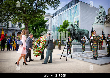 Bruxelles, Belgique. 18 Mar, 2016. Le roi Abdallah et La Reine Rania de Jordanie fixer une gerbe sur la tombe du soldat inconnu à Bruxelles au premier jour d'une visite officielle à Bruxelles, Belgique, 18 mars 2016. Jodania couple royal se rendra en Belgique pendant deux jours. Photo : Patrick van Katwijk/ POINT DE VUE - PAS DE FIL - SERVICE/dpa/Alamy Live News Banque D'Images