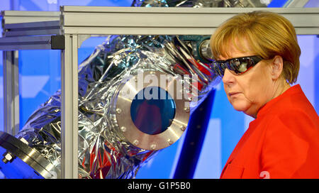 Cologne, Allemagne. 18 mai, 2016. La chancelière allemande, Angela Merkel, visite le Centre des astronautes européens (EAC) à Cologne le 18 mai 2016. Dpa : Crédit photo alliance/Alamy Live News Banque D'Images