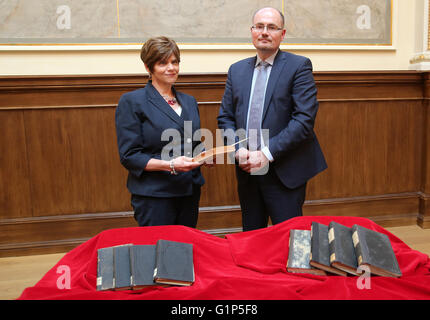 Rostock, Allemagne. 18 mai, 2016. Bibliothèque Robert Zepf (R) Mains sur livres volés à partir de l'inventaire de la bibliothèque de l'université de Rostock à Audrey héritière de la Goodman USA au cours d'une cérémonie de restitution à Rostock, Allemagne, 18 mai 2016. Un projet soutenu par la Fondation de l'art perdu allemand a été lancé pour localiser le pillage nazi allemand marchandises. Les neuf livres ont été injustement saisis par les Nazis et, par la suite, échangés ou donnés à la bibliothèque de l'université de Rostock. Photo : BERND WUESTNECK/dpa/Alamy Live News Banque D'Images