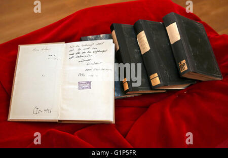 Rostock, Allemagne. 18 mai, 2016. Livres volés à partir de l'inventaire de la bibliothèque de l'université de Rostock vu à la cérémonie de restitution de l'héritière Audrey Goodman USA, à Rostock, Allemagne, 18 mai 2016. Un projet soutenu par la Fondation de l'art perdu allemand a été lancé pour localiser le pillage nazi allemand marchandises. Les neuf livres ont été injustement saisis par les Nazis et, par la suite, échangés ou donnés à la bibliothèque de l'université de Rostock. Photo : BERND WUESTNECK/dpa/Alamy Live News Banque D'Images