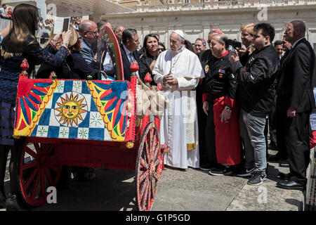 Cité du Vatican, Vatican. 18 mai, 2016. Pape Francis pose pour une avec les élèves d'un selfies école de pâtisserie d'Agrigente et de leur panier massepain au cours de son audience générale hebdomadaire sur la Place Saint Pierre dans la Cité du Vatican, Cité du Vatican, le 18 mai 2016. Le pape François a marqué le 18 mai anniversaire de Saint Jean Paul II, cette semaine, au grand public. Credit : Giuseppe Ciccia/Pacific Press/Alamy Live News Banque D'Images