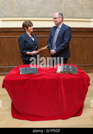 Rostock, Allemagne. 18 mai, 2016. Bibliothèque Robert Zepf (R) Mains sur livres volés à partir de l'inventaire de la bibliothèque de l'université de Rostock à Audrey héritière de la Goodman USA au cours d'une cérémonie de restitution à Rostock, Allemagne, 18 mai 2016. Un projet soutenu par la Fondation de l'art perdu allemand a été lancé pour localiser le pillage nazi allemand marchandises. Les neuf livres ont été injustement saisis par les Nazis et, par la suite, échangés ou donnés à la bibliothèque de l'université de Rostock. Photo : BERND WUESTNECK/dpa/Alamy Live News Banque D'Images