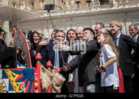 Cité du Vatican, Vatican. 18 mai, 2016. Pape Francis pose pour une avec les élèves d'un selfies école de pâtisserie d'Agrigente et de leur panier massepain au cours de son audience générale hebdomadaire sur la Place Saint Pierre dans la Cité du Vatican, Cité du Vatican, le 18 mai 2016. Le pape François a marqué le 18 mai anniversaire de Saint Jean Paul II, cette semaine, au grand public. Credit : Giuseppe Ciccia/Pacific Press/Alamy Live News Banque D'Images