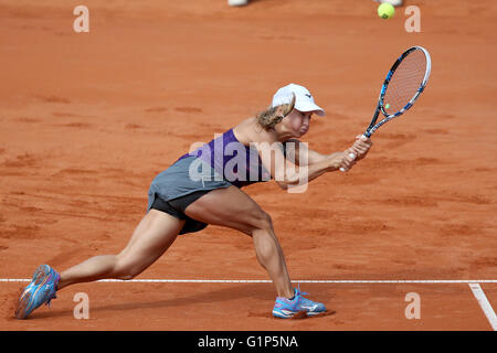 Nuremberg, Allemagne. 18 mai, 2016. Yulia Putintseva du Kazakhstan dans l'action contre l'Allemagne Julia Goerges au cours de leur deuxième tour de la WTA tennis tournament à Nuremberg, Allemagne, 18 mai 2016. Photo : DANIEL KARMANN/dpa/Alamy Live News Banque D'Images