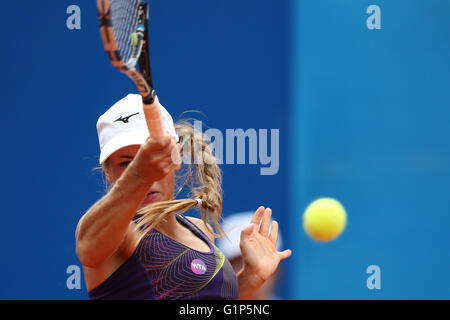 Nuremberg, Allemagne. 18 mai, 2016. Yulia Putintseva du Kazakhstan dans l'action contre l'Allemagne Julia Goerges au cours de leur deuxième tour de la WTA tennis tournament à Nuremberg, Allemagne, 18 mai 2016. Photo : DANIEL KARMANN/dpa/Alamy Live News Banque D'Images