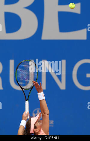 Nuremberg, Allemagne. 18 mai, 2016. Yulia Putintseva du Kazakhstan dans l'action contre l'Allemagne Julia Goerges au cours de leur deuxième tour de la WTA tennis tournament à Nuremberg, Allemagne, 18 mai 2016. Photo : DANIEL KARMANN/dpa/Alamy Live News Banque D'Images