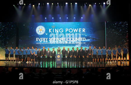 La Thaïlande. 18 mai, 2016. Leicester City's manager Claudio Ranieri et Wes Morgan parle aux médias au cours de conférence de presse. L'équipe de Leicester City est arrivé à Bangkok, Thaïlande Bienvenue à la Premier League champions à Aksra Theatre King Power Centre-ville complexe. Credit : Vichan Poti/Pacific Press/Alamy Live News Banque D'Images