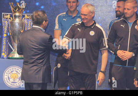 La Thaïlande. 18 mai, 2016. Leicester City's manager Claudio Ranieri parle aux médias au cours de conférence de presse. L'équipe de Leicester City est arrivé à Bangkok, Thaïlande Bienvenue à la Premier League champions à Aksra Theatre King Power Centre-ville complexe. Credit : Vichan Poti/Pacific Press/Alamy Live News Banque D'Images