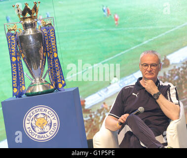 La Thaïlande. 18 mai, 2016. Leicester City's manager Claudio Ranieri parle aux médias au cours de conférence de presse. L'équipe de Leicester City est arrivé à Bangkok, Thaïlande Bienvenue à la Premier League champions à Aksra Theatre King Power Centre-ville complexe. Credit : Vichan Poti/Pacific Press/Alamy Live News Banque D'Images