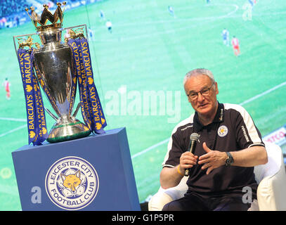 La Thaïlande. 18 mai, 2016. Leicester City's manager Claudio Ranieri parle aux médias au cours de conférence de presse. L'équipe de Leicester City est arrivé à Bangkok, Thaïlande Bienvenue à la Premier League champions à Aksra Theatre King Power Centre-ville complexe. Credit : Vichan Poti/Pacific Press/Alamy Live News Banque D'Images