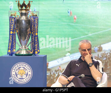 La Thaïlande. 18 mai, 2016. Leicester City's manager Claudio Ranieri parle aux médias au cours de conférence de presse. L'équipe de Leicester City est arrivé à Bangkok, Thaïlande Bienvenue à la Premier League champions à Aksra Theatre King Power Centre-ville complexe. Credit : Vichan Poti/Pacific Press/Alamy Live News Banque D'Images