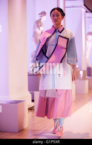 Edinburgh, Scotland UK. 18 mai 2016. Les étudiants de l'Université d'Edinburgh College of Art Show 2016. Le événements surviennent dans Edinburgh College of Art Sculpture la Cour du 18 au 20 mai. Credit : Pako Mera/Alamy Live News Banque D'Images