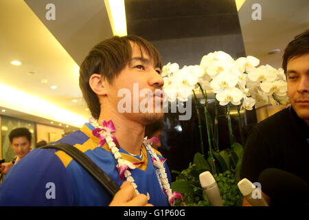 Bangkok, Thaïlande. 18 mai 2016. L'attaquant japonais Shinji Okazaki parle aux médias comme il arrive avec son équipe à l'Aéroport International Suvarnabhumi de Bangkok. Un Sahakorn Crédit : Piti/Alamy Live News Banque D'Images