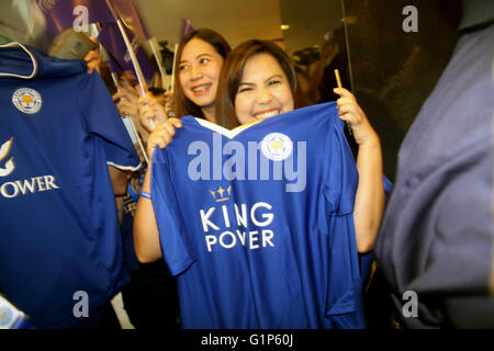 Bangkok, Thaïlande. 18 mai 2016. Les partisans de l'Leicester City soccer club cheer sur l'équipe de l'arrivée à l'aéroport de Suvarnabhumi à Bangkok une Sahakorn Crédit : Piti/Alamy Live News Banque D'Images