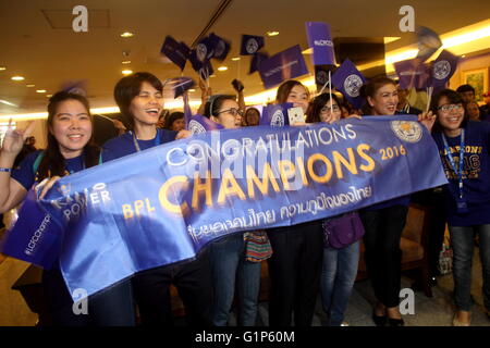 Bangkok, Thaïlande. 18 mai 2016. Les partisans de l'Leicester City soccer club cheer sur l'équipe de l'arrivée à l'aéroport de Suvarnabhumi à Bangkok une Sahakorn Crédit : Piti/Alamy Live News Banque D'Images