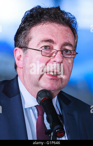 Tokyo, Japon. 18 mai, 2016. Bruxelles ministre-président Rudi Vervoort parle au cours de la cérémonie d'ouverture de tapis de fleurs de Bruxelles à Roppongi Hills Arena le 18 mai 2016, Tokyo, Japon. Pour commémorer 150 ans de relations diplomatiques entre les deux pays, deux énormes tapis de fleurs sont affichés à Roppongi Hills Arena et à la ville par la Tokyo Skytree Tapis de Fleurs de Bruxelles l'équipe. Un des invités à la cérémonie d'ouverture a été le Gouverneur de Tokyo, Yoichi Masuzoe, qui est sous le feu pour détournement de fonds politiques. Credit : AFLO Co.,Ltd/Alamy Live News Banque D'Images