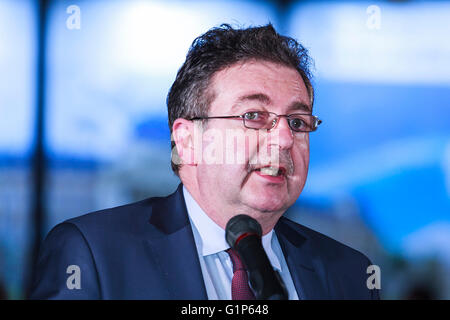 Tokyo, Japon. 18 mai, 2016. Bruxelles ministre-président Rudi Vervoort parle au cours de la cérémonie d'ouverture de tapis de fleurs de Bruxelles à Roppongi Hills Arena le 18 mai 2016, Tokyo, Japon. Pour commémorer 150 ans de relations diplomatiques entre les deux pays, deux énormes tapis de fleurs sont affichés à Roppongi Hills Arena et à la ville par la Tokyo Skytree Tapis de Fleurs de Bruxelles l'équipe. Un des invités à la cérémonie d'ouverture a été le Gouverneur de Tokyo, Yoichi Masuzoe, qui est sous le feu pour détournement de fonds politiques. Credit : AFLO Co.,Ltd/Alamy Live News Banque D'Images