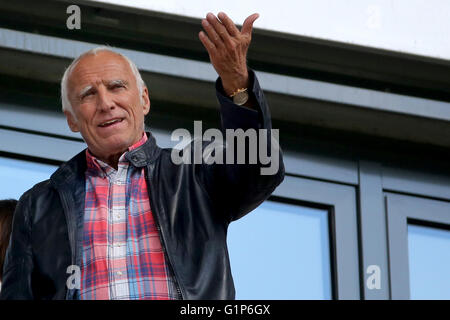 Fondateur de Red Bull, Dietrich Mateschitz vu sur l'est de la deuxième division allemande de football match de Bundesliga entre Leipzig et Karlsruhe SC lors du Red Bull Arena, à Leipzig, Allemagne, 08 mai 2016. Photo : JAN WOITAS/dpa Banque D'Images