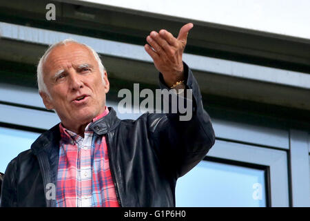 Fondateur de Red Bull, Dietrich Mateschitz vu sur l'est de la deuxième division allemande de football match de Bundesliga entre Leipzig et Karlsruhe SC lors du Red Bull Arena, à Leipzig, Allemagne, 08 mai 2016. Photo : JAN WOITAS/dpa Banque D'Images