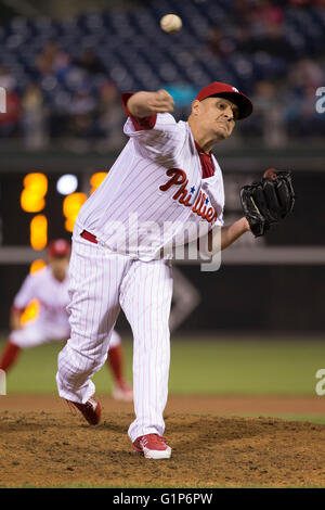 Philadelphie, Pennsylvanie, USA. 17 mai, 2016. De baseball des Phillies de Philadelphie David Hernandez (30) lance un lancer au cours du jeu MLB entre les Marlins de Miami et les Phillies de Philadelphie à la Citizens Bank Park de Philadelphie, Pennsylvanie. Les Phillies ont remporté 3-1. Christopher Szagola/CSM/Alamy Live News Banque D'Images