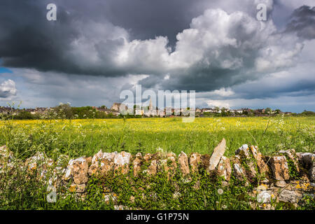 Malmesbury, Wiltshire, Royaume-Uni. 18 mai, 2016. UK - nuages de tempête de recueillir plus de la ville de Malmesbury Wiltshire à la mi-mai. Credit : Terry Mathews/Alamy Live News Banque D'Images