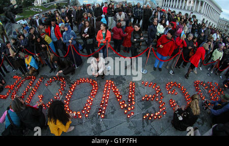 Kiev, Ukraine. 18 mai, 2016. Les Tatars de marquer le 72e anniversaire de l'expulsion forcée des Tatars de Crimée à leur patrie à l'Asie centrale en 1944 par le dictateur soviétique Joseph Staline, le 18 mai 2016. 18 mai, 2016. Credit : Sergii Kharchenko/ZUMA/Alamy Fil Live News Banque D'Images