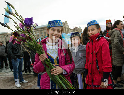 Kiev, Ukraine. 18 mai, 2016. Les Tatars de marquer le 72e anniversaire de l'expulsion forcée des Tatars de Crimée à leur patrie à l'Asie centrale en 1944 par le dictateur soviétique Joseph Staline, le 18 mai 2016. 18 mai, 2016. Credit : Sergii Kharchenko/ZUMA/Alamy Fil Live News Banque D'Images