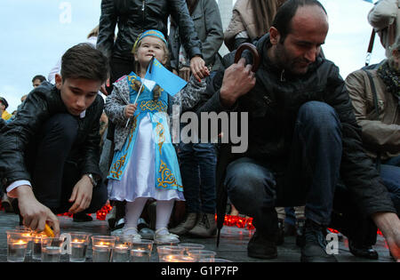 Kiev, Ukraine. 18 mai, 2016. Les Tatars de marquer le 72e anniversaire de l'expulsion forcée des Tatars de Crimée à leur patrie à l'Asie centrale en 1944 par le dictateur soviétique Joseph Staline, le 18 mai 2016. 18 mai, 2016. Credit : Sergii Kharchenko/ZUMA/Alamy Fil Live News Banque D'Images