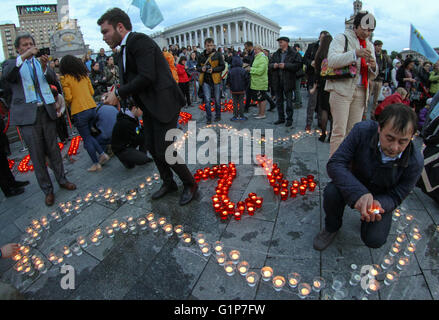 Kiev, Ukraine. 18 mai, 2016. Les Tatars de marquer le 72e anniversaire de l'expulsion forcée des Tatars de Crimée à leur patrie à l'Asie centrale en 1944 par le dictateur soviétique Joseph Staline, le 18 mai 2016. 18 mai, 2016. Credit : Sergii Kharchenko/ZUMA/Alamy Fil Live News Banque D'Images