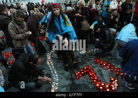 Kiev, Ukraine. 18 mai, 2016. Les Tatars de marquer le 72e anniversaire de l'expulsion forcée des Tatars de Crimée à leur patrie à l'Asie centrale en 1944 par le dictateur soviétique Joseph Staline, le 18 mai 2016. 18 mai, 2016. Credit : Sergii Kharchenko/ZUMA/Alamy Fil Live News Banque D'Images